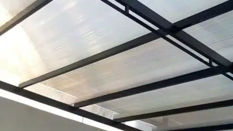 Cubierta de piscina climatizada con policarbonato translúcido