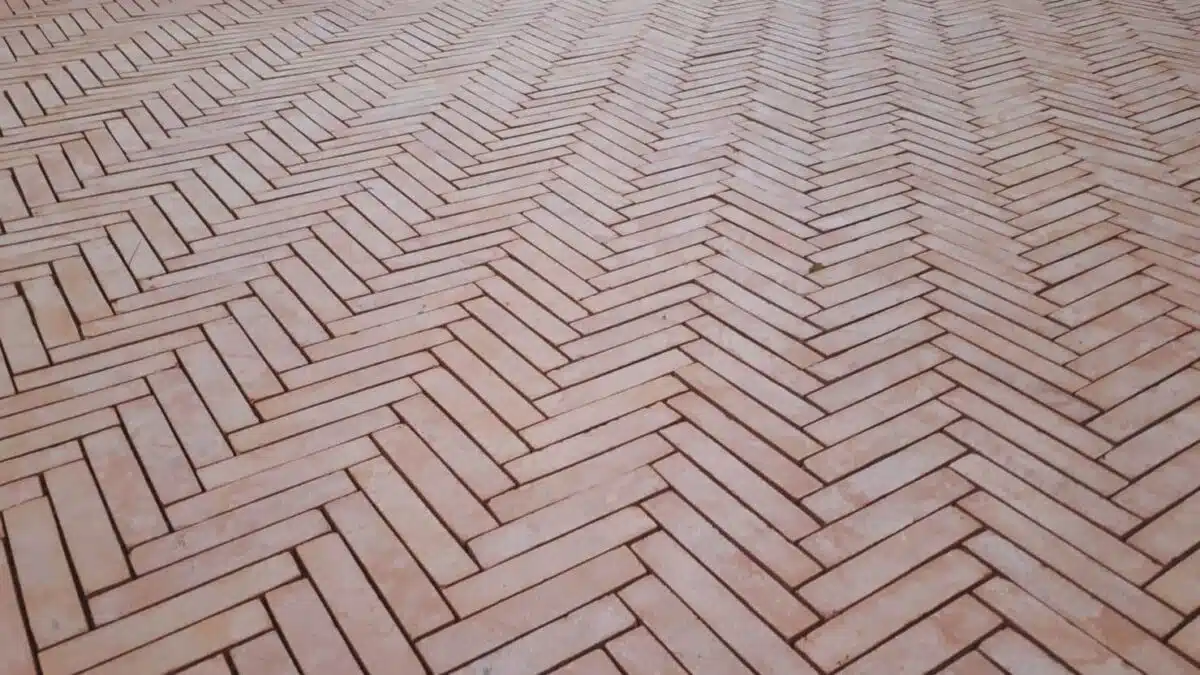 Ambiente rústico con suelo de terracota y mobiliario de jardín
