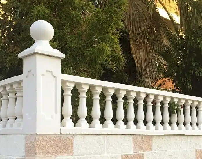 Balaustrada blanca de hormigón instalada en terraza exterior