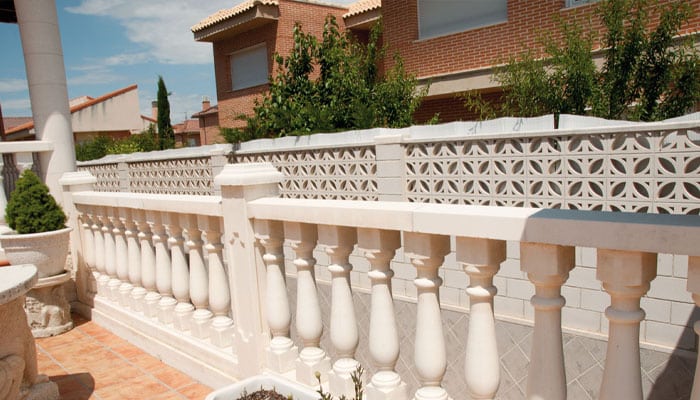 Decoración de terraza con celosías y balaustradas