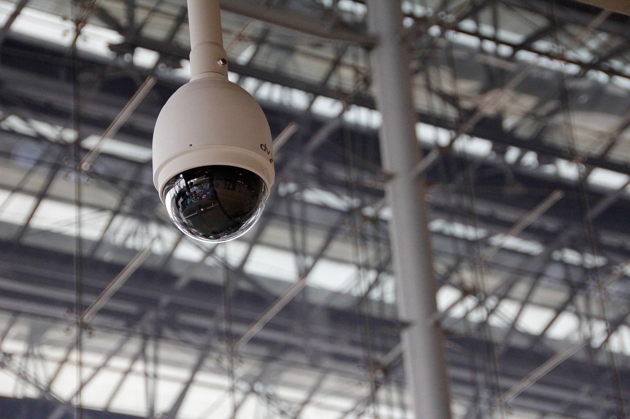 Torre de videovigilancia móvil instalada en una obra para la prevención de robos.