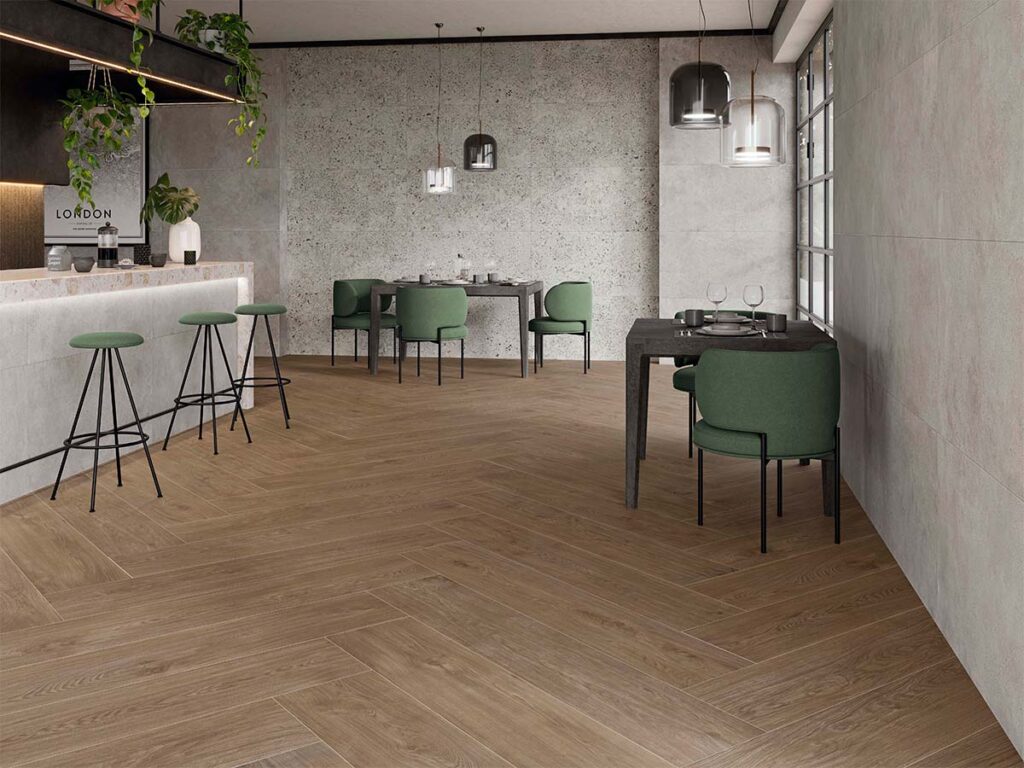 Suelo porcelánico efecto madera natural colocado en espiga